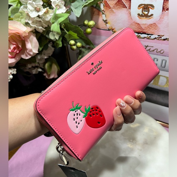 Kate Spade New York
PICNIC IN THE PARK LARGE CONTINENTAL WALLET 🍓LIMITED EDITION - Picture 8 of 13